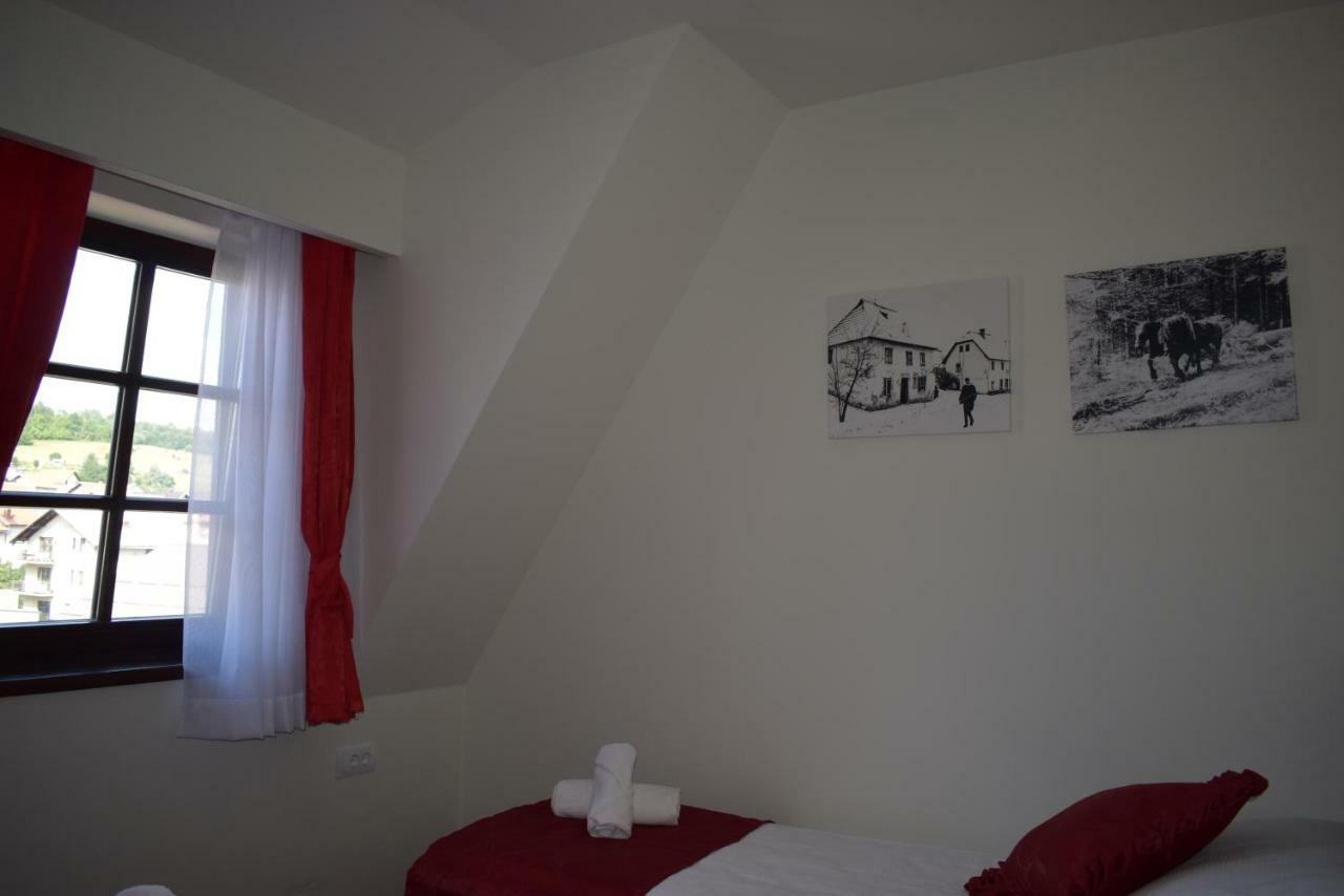 Hotel Zlatni Bor Sokolac  Екстериор снимка