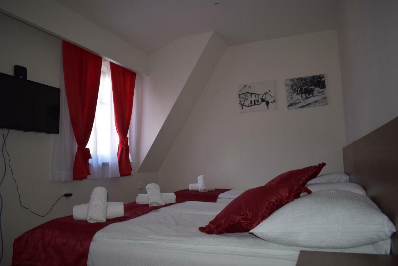 Hotel Zlatni Bor Sokolac  Екстериор снимка